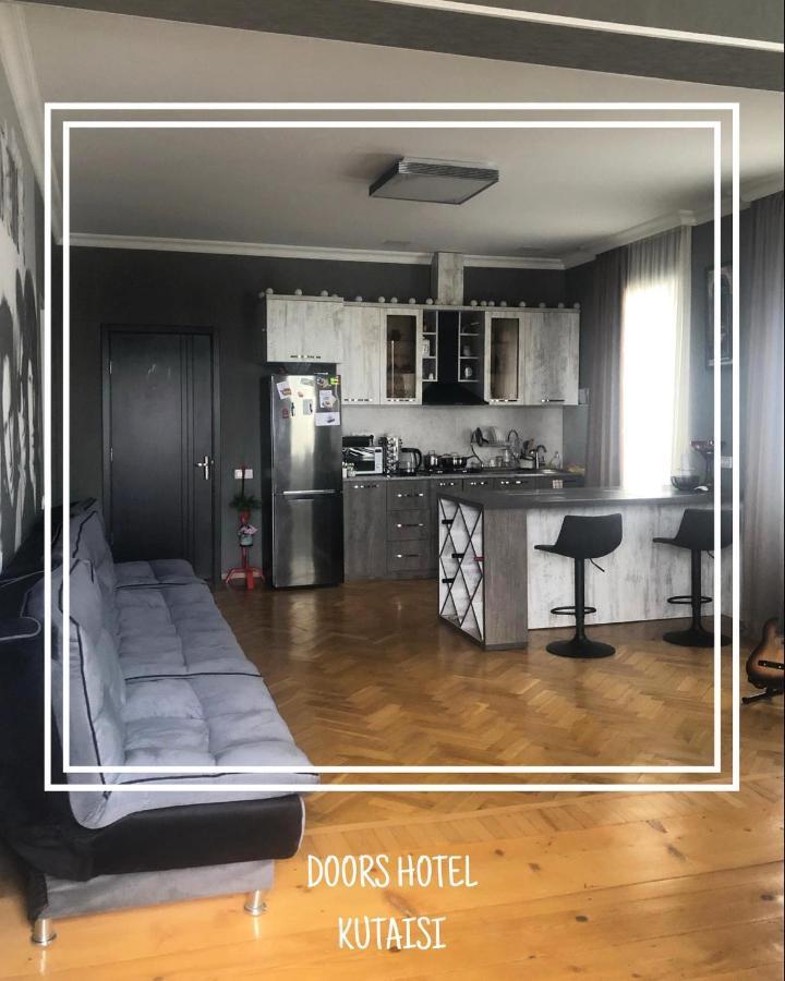 Doors Hotel Кутаиси Екстериор снимка