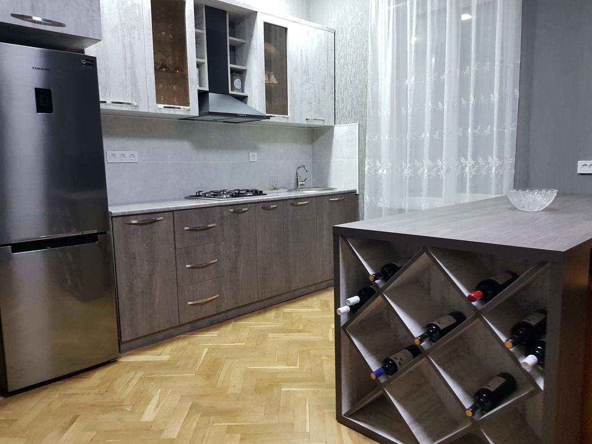 Doors Hotel Кутаиси Екстериор снимка