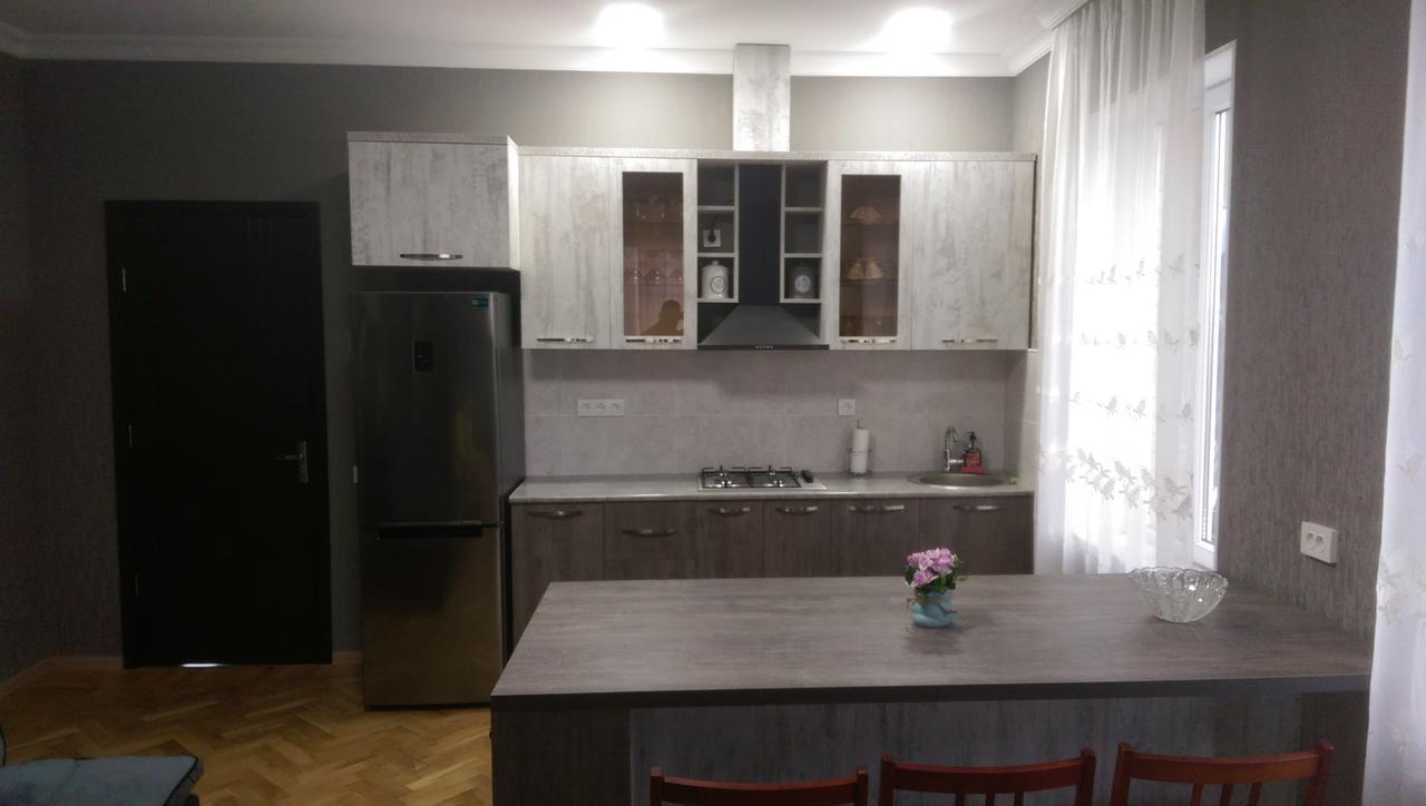 Doors Hotel Кутаиси Екстериор снимка
